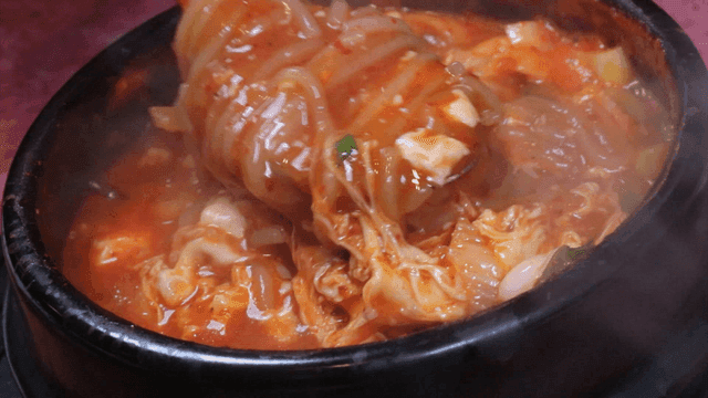 숟가락으로 젓는 뚝배기에 담긴 순두부찌개