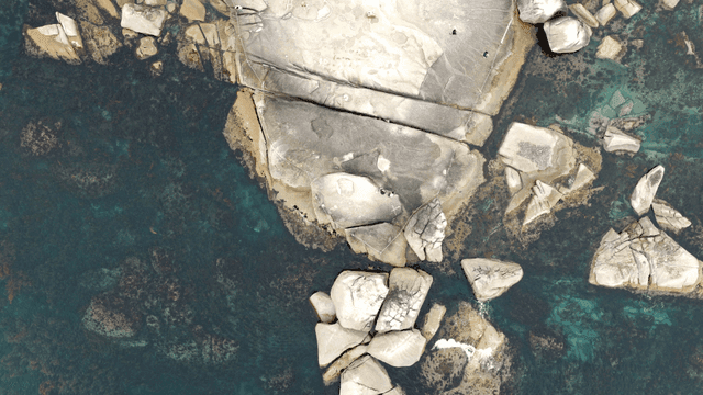 맑은 바다의 바위 지형