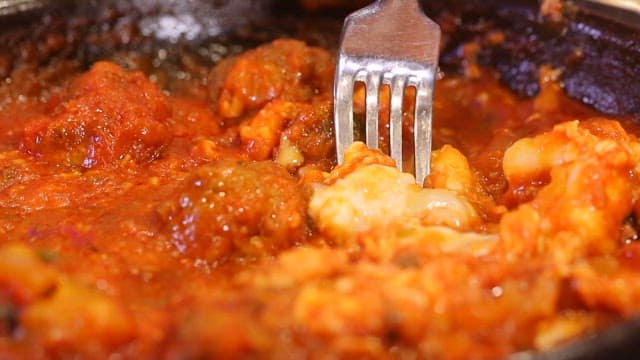 따뜻한 소스가 있는 소고기 코프타