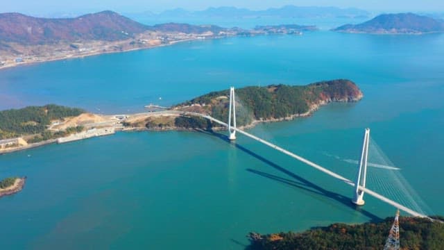 푸른 바다 위 섬을 연결하는 돌산대교