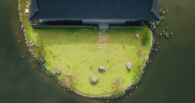 연못 위의 전통 한옥