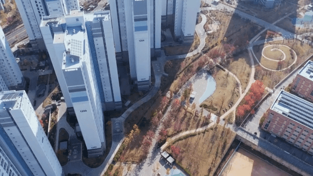 고층 아파트와 조경된 공원