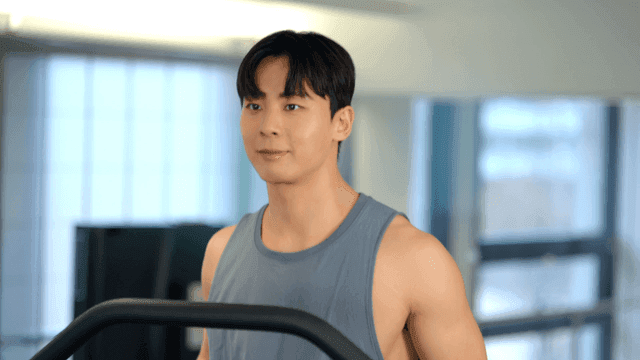 헬스장에서 러닝머신을 뛰는 남자