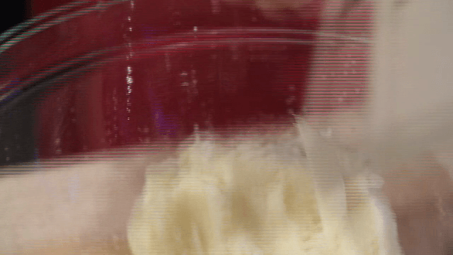 만돌린 슬라이서를 사용한 감자 자르기