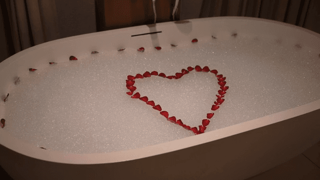 장미 꽃잎으로 하트 모양을 만든 욕조