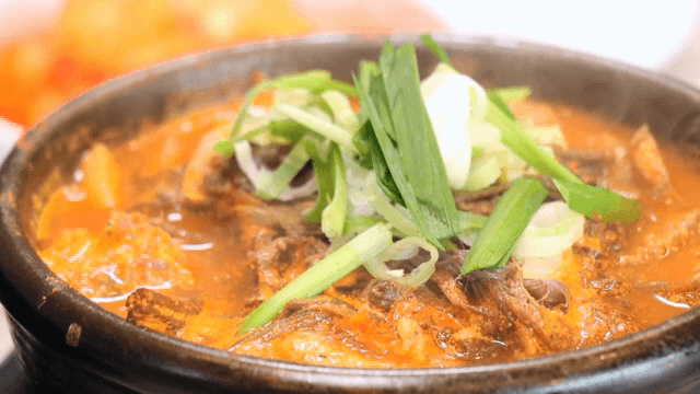 야채가 들어간 한국 찌개가 끓고 있는 모습