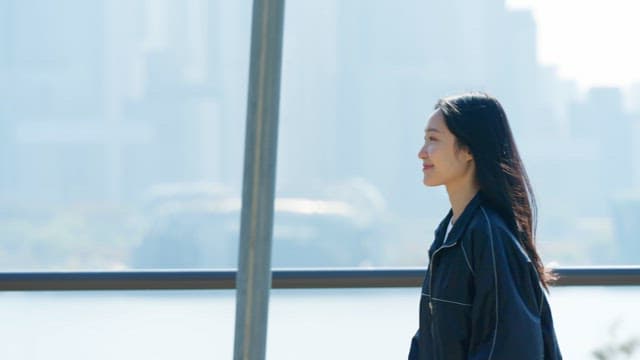 강변 길을 따라 조깅하는 여성