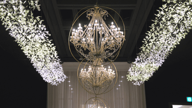 현대적인 실내의 우아한 샹들리에