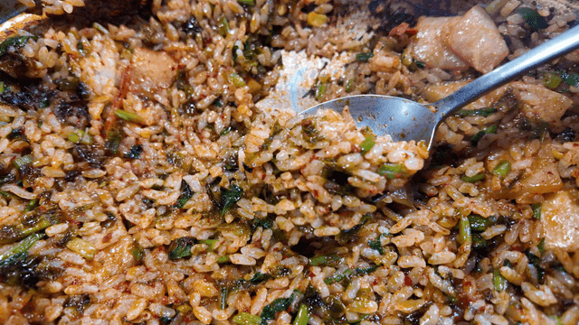 야채와 함께 볶아진 볶음밥