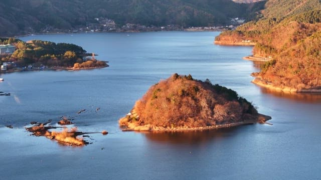 산으로 둘러싸인 고요한 호수