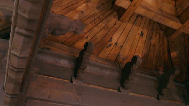 전통 정자의 정교한 목재 천장 구조