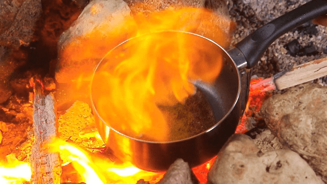 야외에서 열린 불 위에 요리