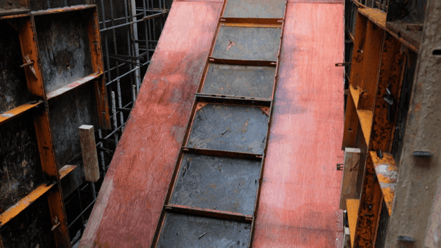 목재 거푸집이 있는 건설 현장