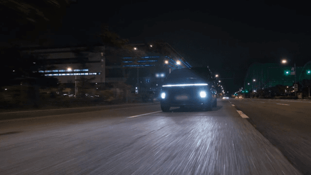 밤에 도시 거리에서 주행하는 자동차