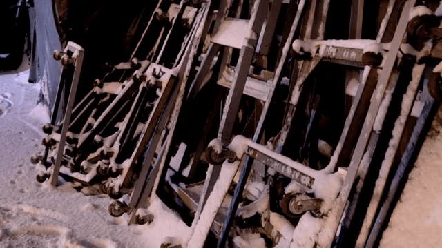 눈 덮인 외부에 쌓인 트롤리