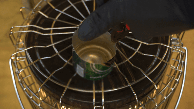 스토브 위에서 가열되는 액체 촛농이 들어 있는 캔