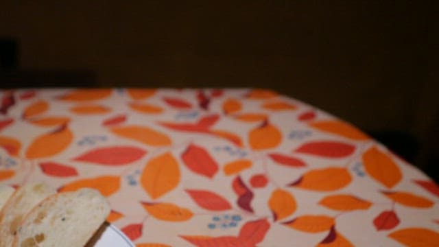 밥, 샐러드, 빵, 함박스테이크가 있는 접시