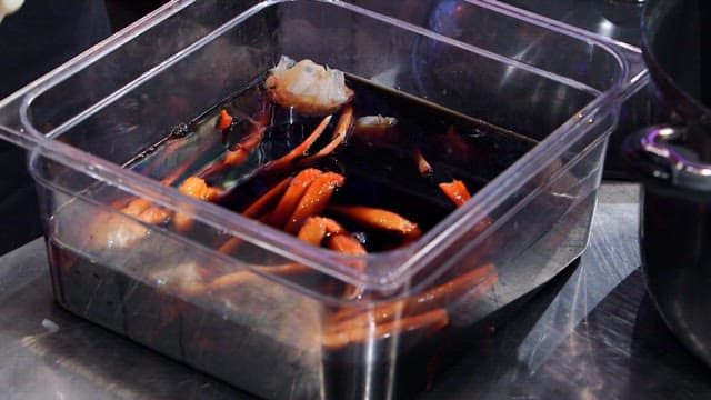 간장에 절여지는 홍게