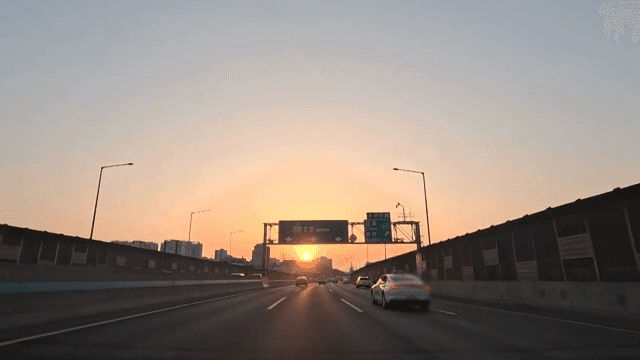 차들이 있는 고속도로의 일몰 풍경