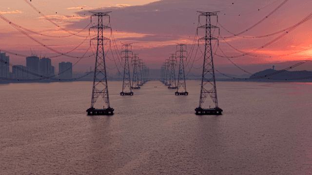 해질녘 바다를 가로지르는 송전탑