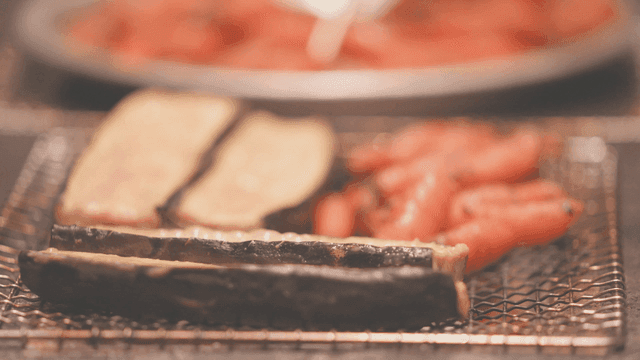 석쇠 위에서 가지와 당근을 굽는 장면