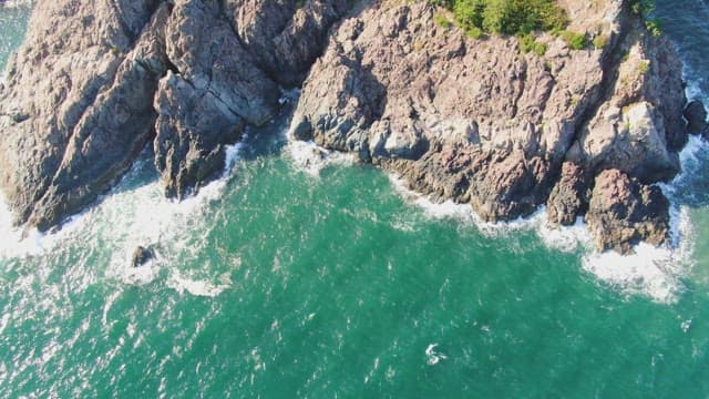 파도가 부딪히는 바위 해안선