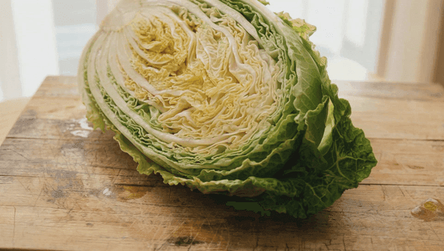 나무 도마 위의 신선한 배추