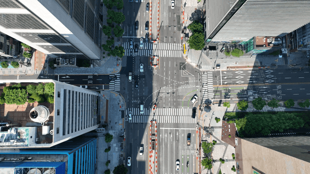 교통이 많은 도시 교차로