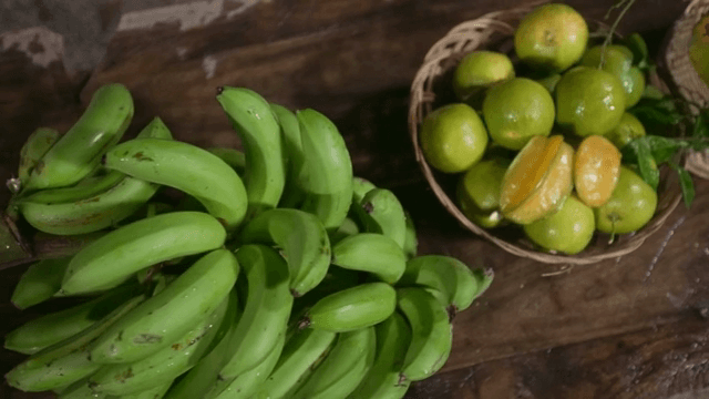 테이블 위의 신선한 바나나와 감귤류