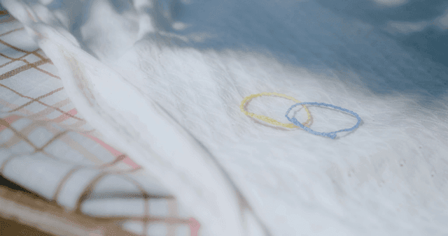 천 위에 놓인 우정 팔찌들