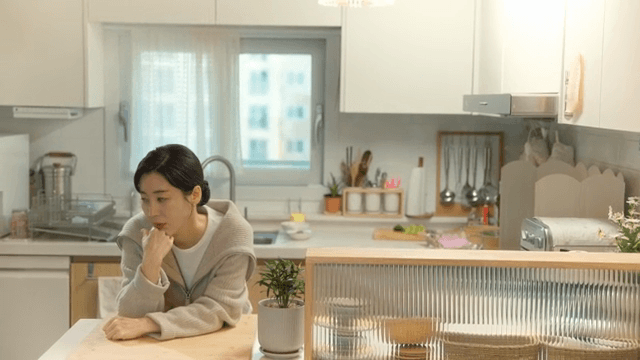 주방에서 깊은 생각에 잠긴 여성