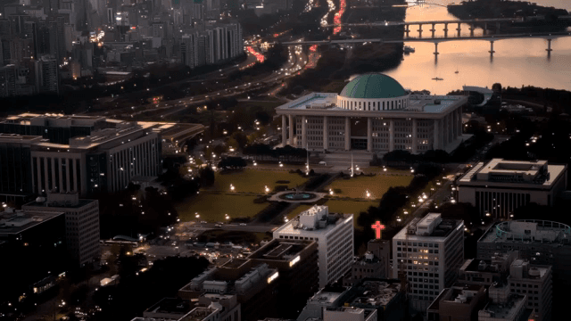 조명이 켜진 건물과 강이 있는 도시 풍경