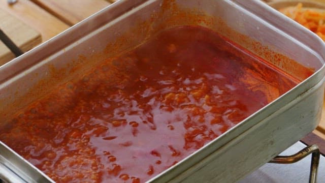 휴대용 금속 냄비에서 요리되는 순두부 찌개