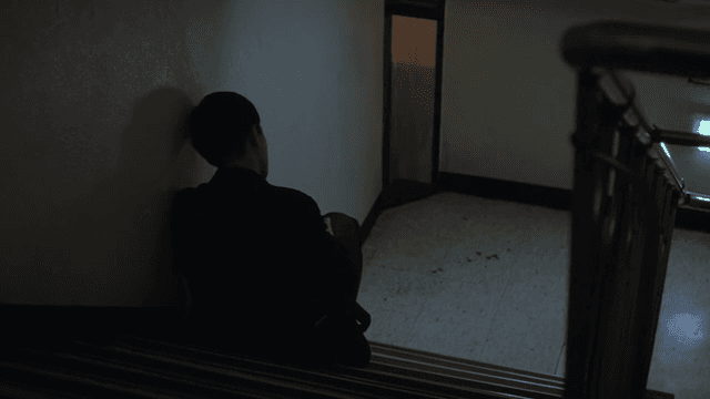 계단에 홀로 앉아 있는 사람