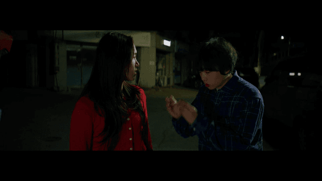 거리에서 말다툼을 하는 커플