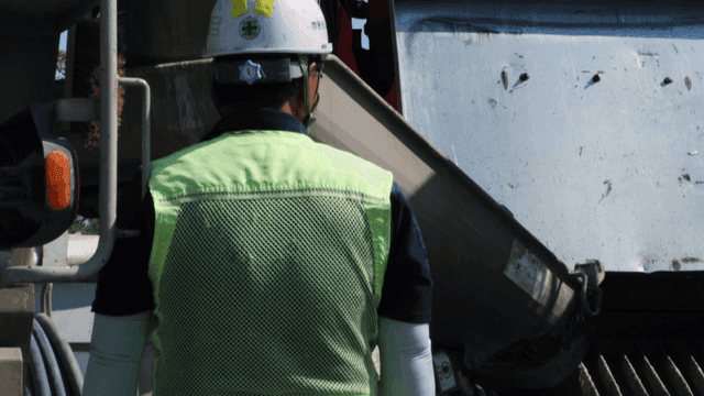 기계를 조작하는 건설 노동자