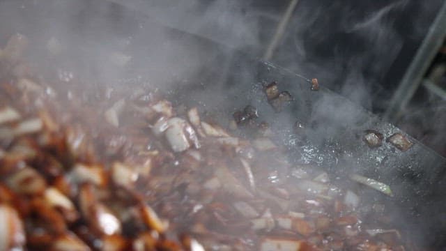 커다란 웍에서 맛있는 짜장소스 조리하기