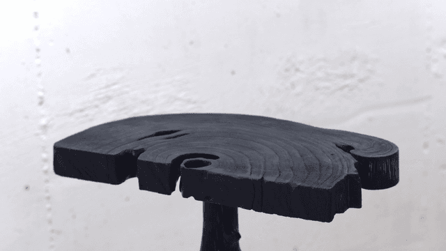 탄 나무 표면의 클로즈업