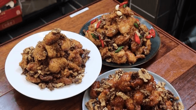 테이블에 있는 다양한 닭강정