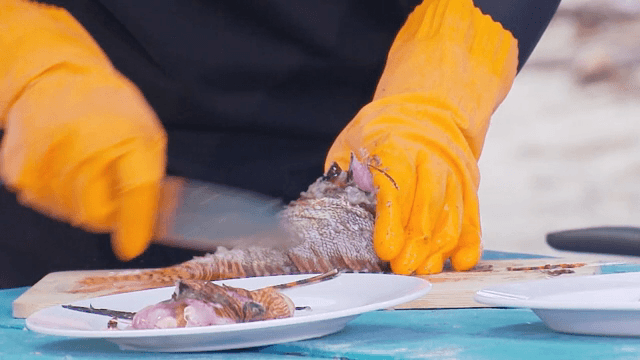 도마 위에서 생선을 손질하는 사람
