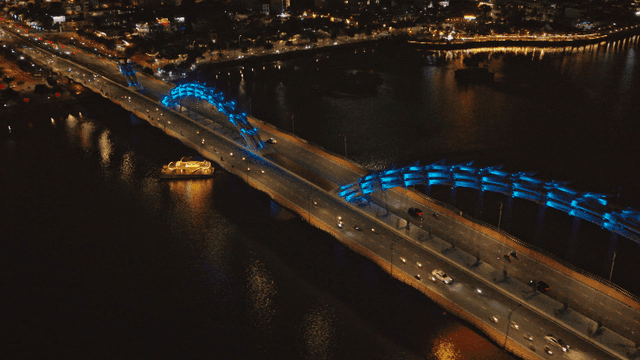 밤에 강 위에 밝게 빛나는 다리