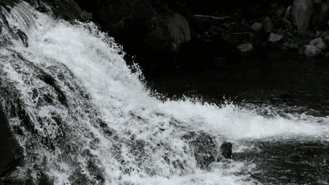 바위를 흐르는 작은 폭포