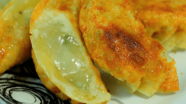 접시에 담긴 바삭한 군만두