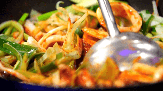 매운 양념에 오징어와 대파 볶기