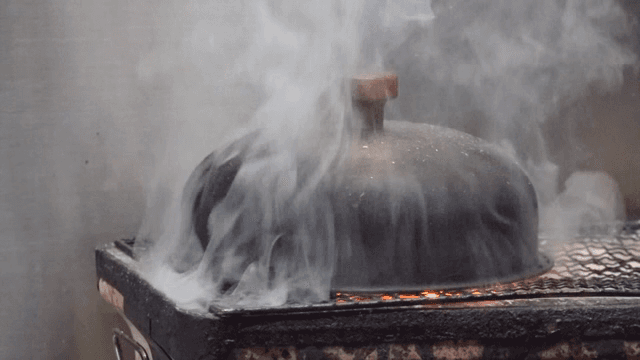 석쇠 위 뚜껑에서 올라오는 김