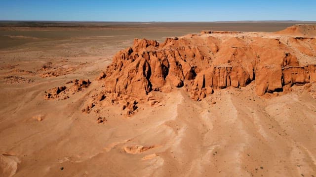 산악 지형이 있는 광활한 사막 풍경