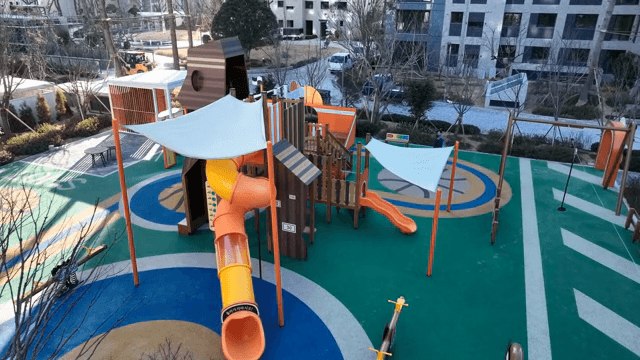 아파트의 알록달록한 놀이터