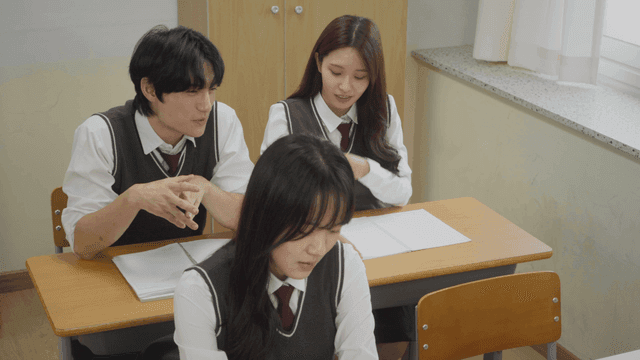 다른 학생들의 장난에 좌절하며 고개 숙인 학생