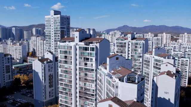 도시의 고층 아파트 건물