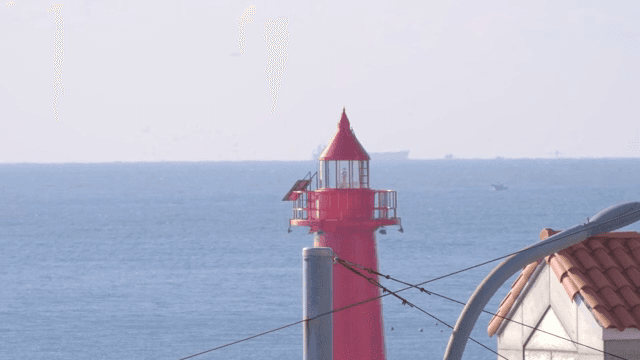 바다 옆 빨간 등대